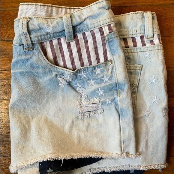 YMI Juniors Distressed Destructed Light Wash American Flag Shorts Sz. 13 - Picture 4 of 4